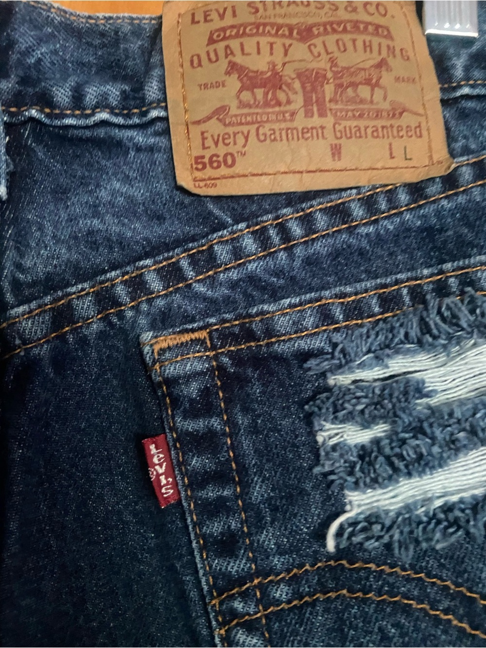 Levi's Distressed Dark Blue Denim Shorts with Frayed Hem Size XL - Picture 8 of 9